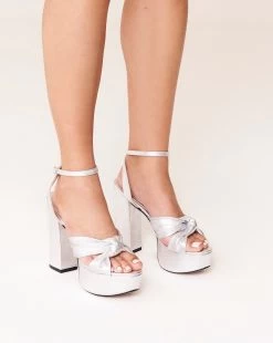 Sandalia Greta Block Plata -Lady Pipa WEB LOOK18 1819 9fa05d88 a06c 49e7 ab56 7d457b6aec4a